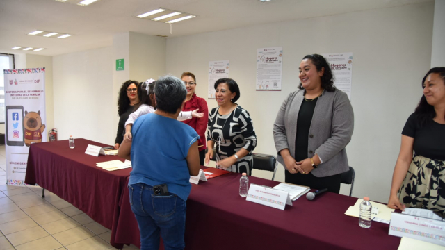 BEATRIZ ROJAS ENTREGA RECONOCIMIENTOS A FAMILIAS DE ACOGIDA TEMPORAL DEL PROGRAMA “HOGARES DE CORAZON”